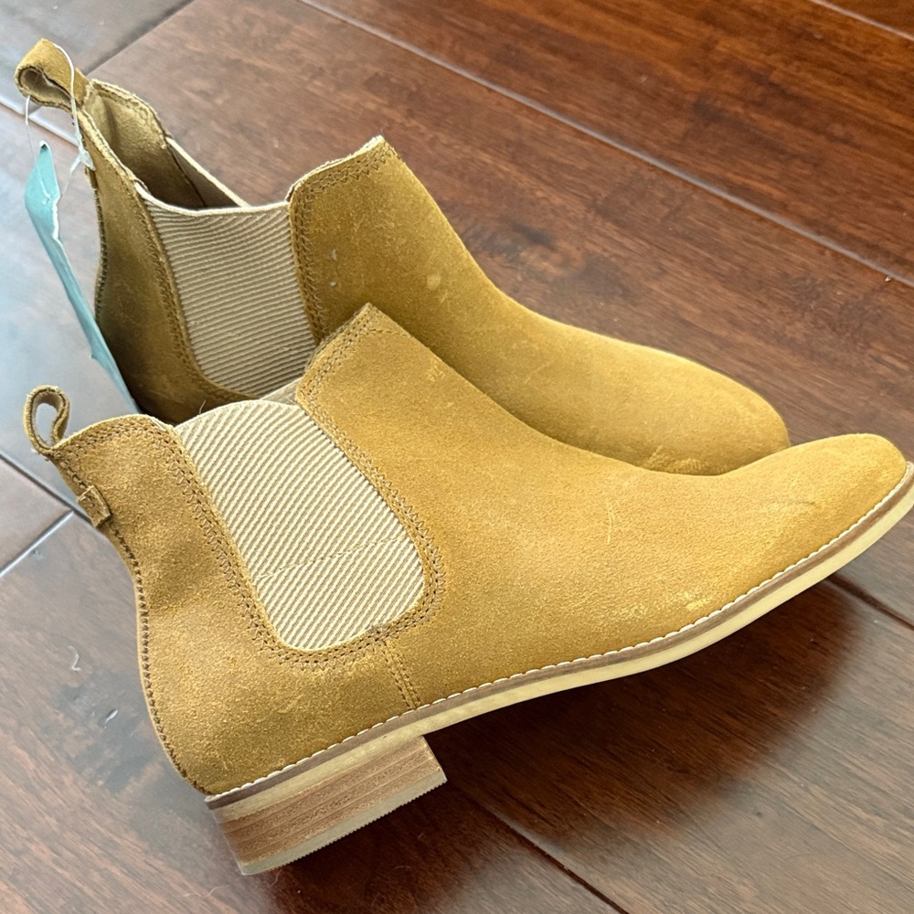 NEW TOMS Ella Desert Tan Suede Chelsea Boots